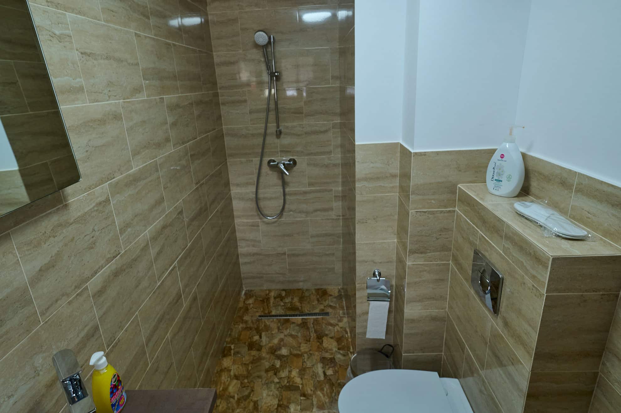 camera-single-hotel-conacul-radacinilor-petrosani-09 camera single hotel conacul radacinilor in petrosani