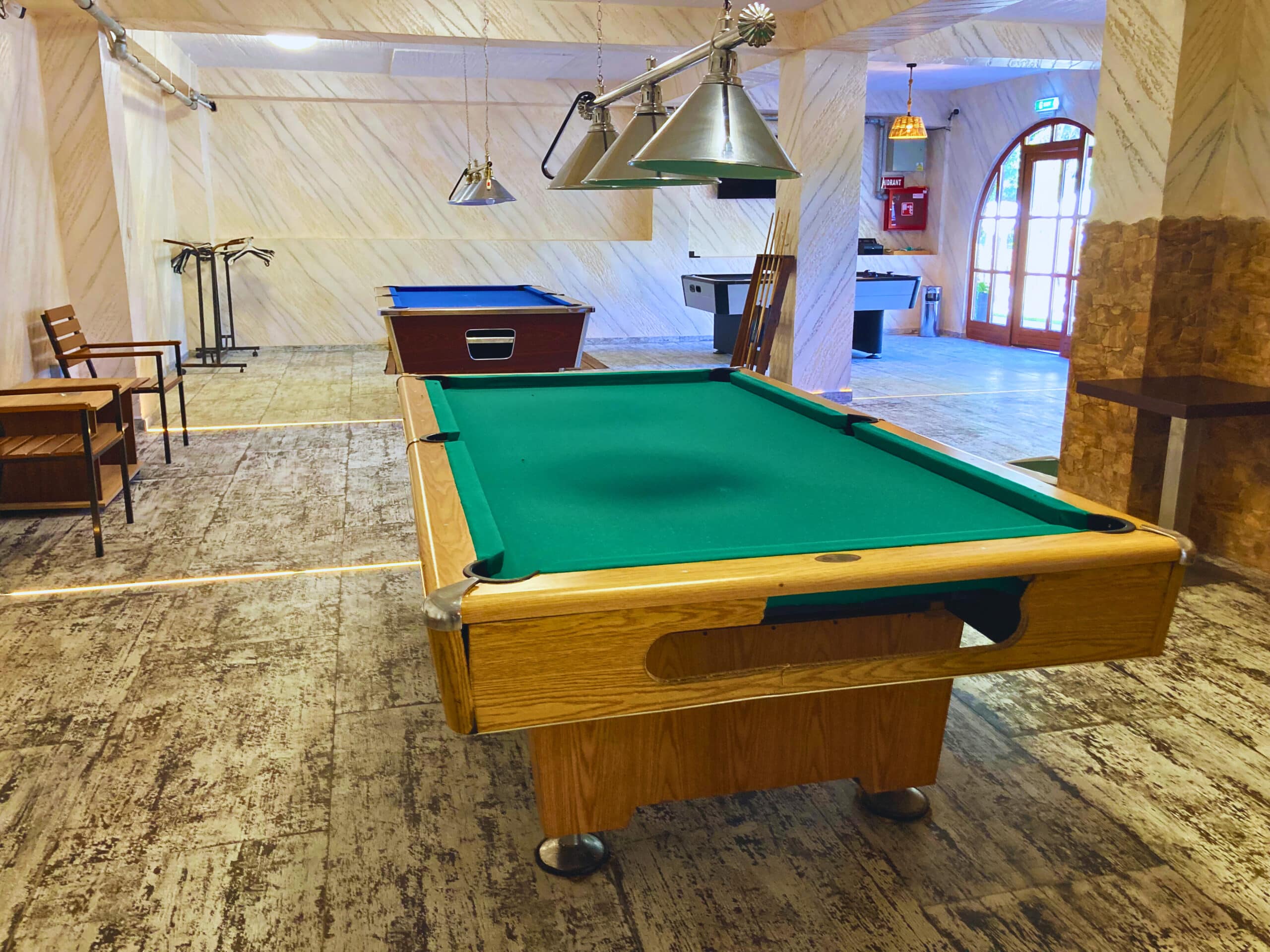 Sala cu jocuri recreeative, bilard, tenis de masa, air hokey